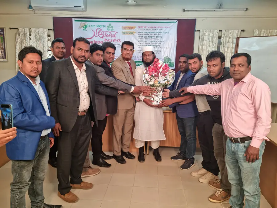 কৃষি তথ্য উদ্যোক্তা সম্মেলনে প্রধান অতিথি বৃন্ধকে সংবর্ধনা