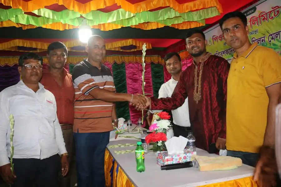 পিওর ক্রপসের ৪ বছর বর্ষ পূর্তীতে আলোচনা সভায় কৃষকদের ফুল দিয়ে অভ্যর্থনা জানাচ্ছেন চেয়ারম্যান আশিকুর রহমান