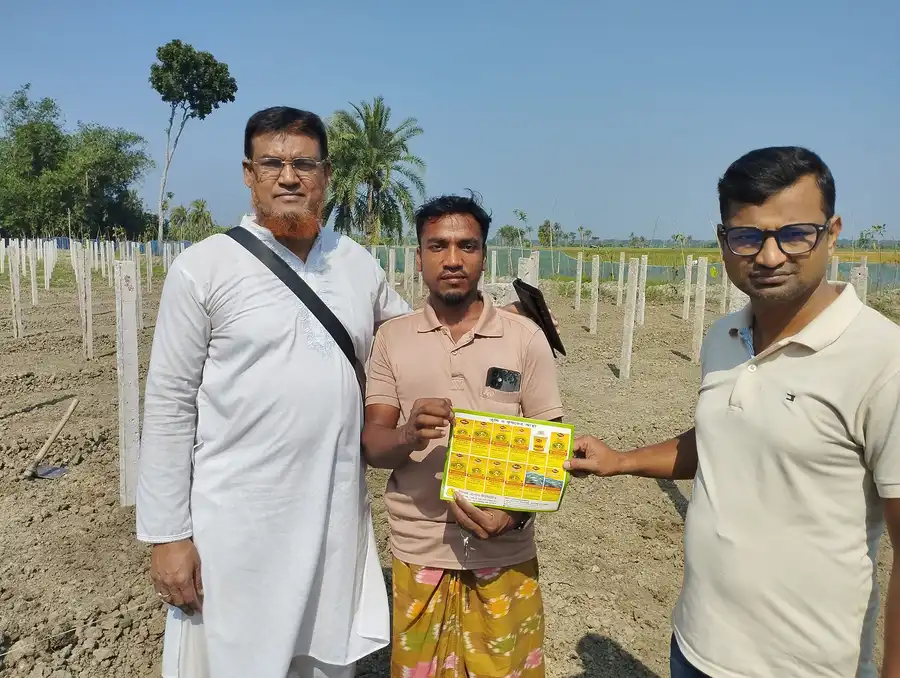 কৃষকদের হাতে সরাসরি কৃষি পণ্য তুলে দিচ্ছেন পিওর ক্রপসের ম্যানেজিং ডিরেক্টর সালেহ আহমেদ